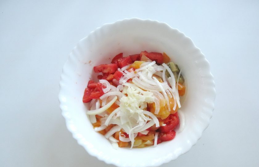 1. Этап. Салат Аджапсандал: Чеснок измельчите и тоже выложите в салат.