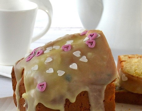 1. Этап. Глазурь из белого шоколада: Вид глазури при дневном свете. Цвет ближе к матовому на второй день.