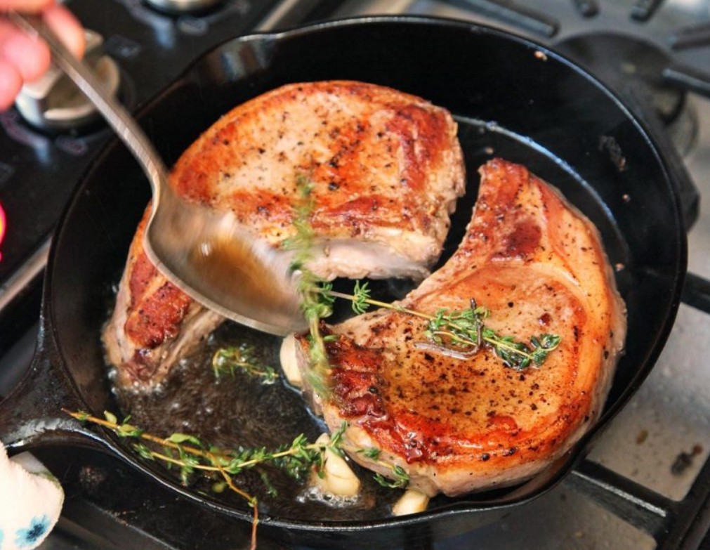 1. Stage. Pork steaks: Fry steaks until golden brown on both sides with rosemary.