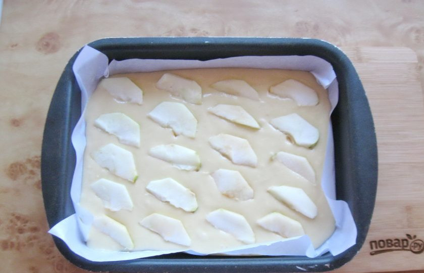 1. Этап. Яблочный пирог Фантазия: Вылейте тесто в форму с пекарской бумагой и выложите на него яблоки.