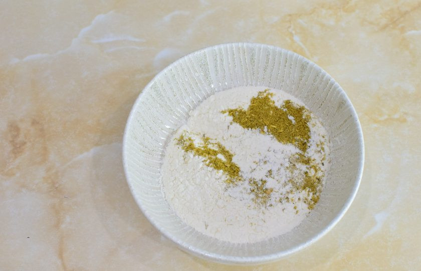 1. Этап. Филе тилапии в муке на сковороде: В отдельной миске смешайте муку, соль, молотый перец и специи для рыбы.