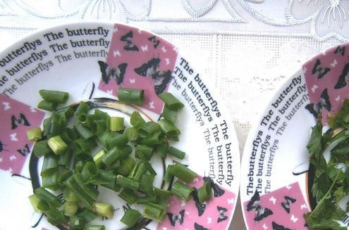 1. Этап. Куриная грудка в пароварке: Петрушку и зелёный лук также промойте и мелко нарежьте.