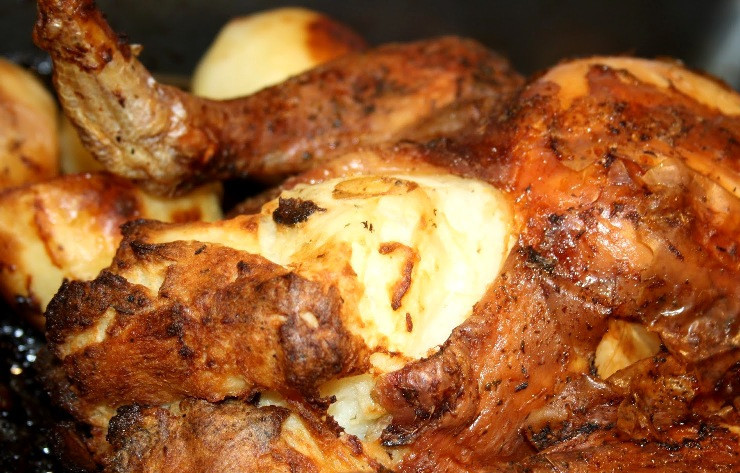 1. Этап. Курица, фаршированная картошкой в духовке: Выкладываем курицу на противень (смазанный маслом) или в форму для запекания и ставим ее в разогретую до 180 градусов духовку. Время приготовления зависит от веса птицы, в среднем понадобится от 1,5 до 2 часов. В течение этого времени курицу нужно поливать образующимся на противне соком, а если мясо начнет подгорать, накройте курицу фольгой.