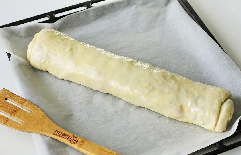 1. Этап. Штрудель с рыбой: Аккуратно перенесите рулет на противень застеленный пергаментом. Смажьте яичным желтком и запекайте в духовке при температуре 180 градусов около 35-40 минут.