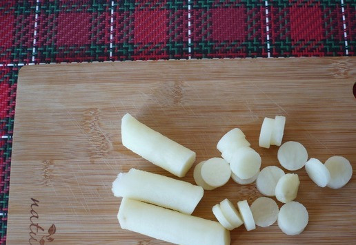 1. Этап. Салат рождественский Золотое полено: Разрежьте 