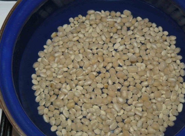 1. Этап. Свинина с фасолью в горшочках: Затем выкладываем ее в кастрюлю и варим до полной готовности.