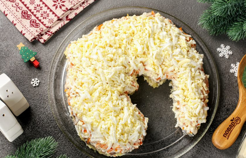 1. Этап. Селедка под шубой на год Дракона: Далее выложите тертые яйца. Посолите и смажьте майонезом.