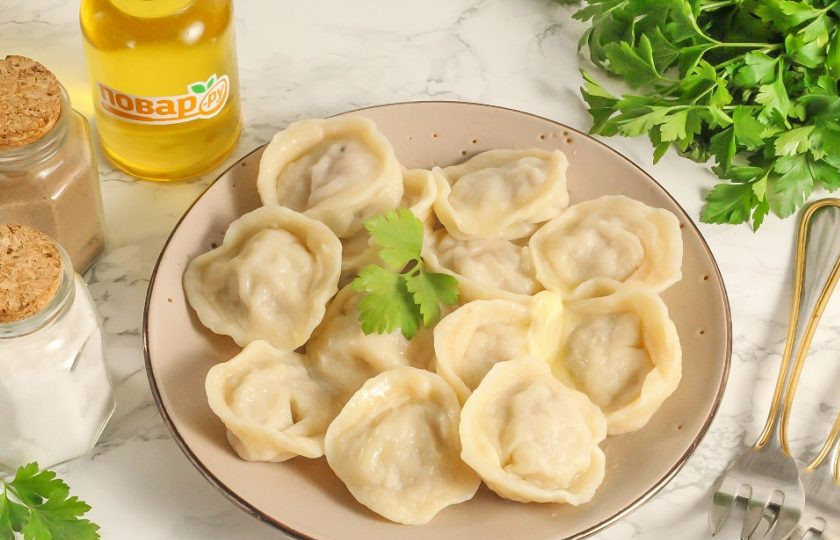 1. Этап. Пельмени Бульмени: Шумовкой выложите 