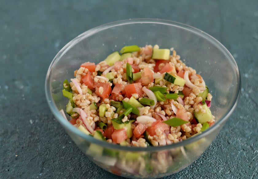 1. Этап. Салат с полбой: Заправьте салат соусом, посолите, поперчите и хорошо перемешайте.