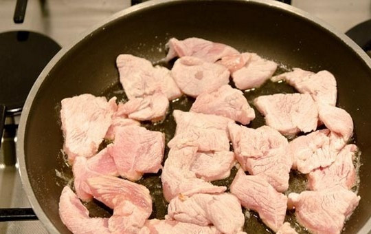 1. Этап. Простой рецепт индейки: В сковороде нагрейте оливковое масло, добавьте кусочки индейки и обжарьте с обеих сторон до золотистой корочки.