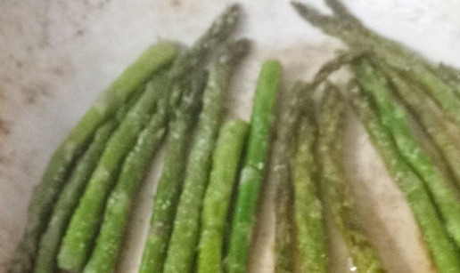 1. Этап. Лимонное тальятелле со спаржей и горошком: Приготовить пасту в соответствии с инструкциями. Тем временем, на сильном огне в сковороде разогреть 1 ст. ложку оливкового масла, выложить спаржу и жарить по 2 минуты с каждой стороны.