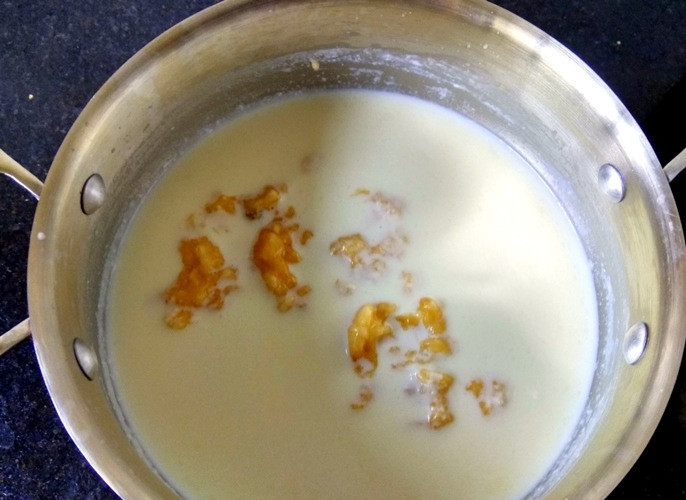 1. Этап. Десерт из фруктов и молока: 4. Банановое пюре добавьте в молоко первым и как следует перемешайте.