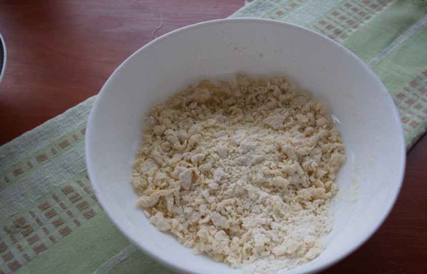 1. Этап. Суп затирка с мясом: Получим вот такую крошку.