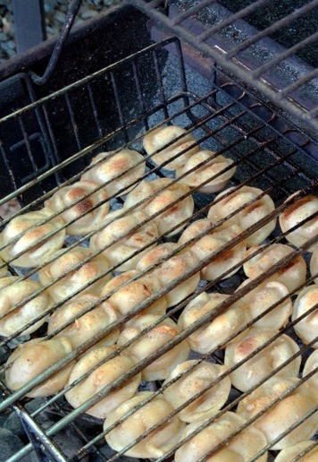 1. Этап. Пельмени-гриль с индейкой: Установить решётку на гриль/мангал с умеренно жаркими углями.