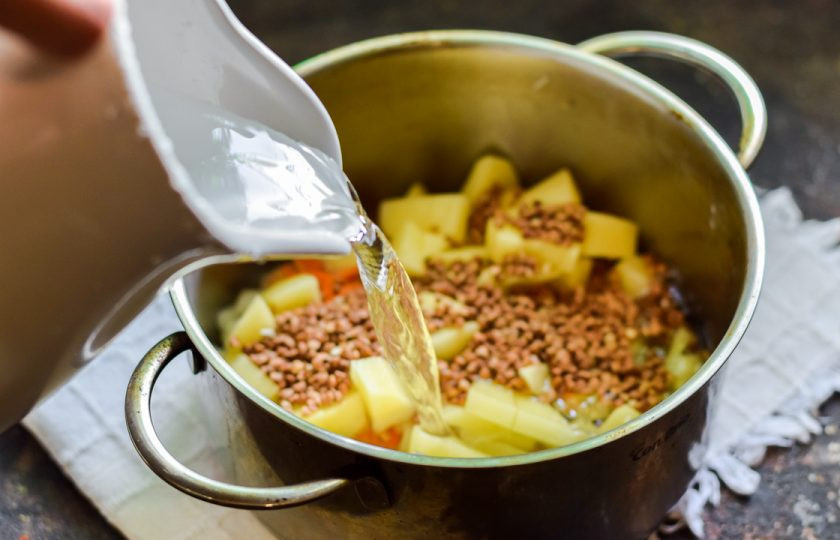 1. Этап. Картофельный суп с гречкой: Залейте в кастрюлю горячую воду.