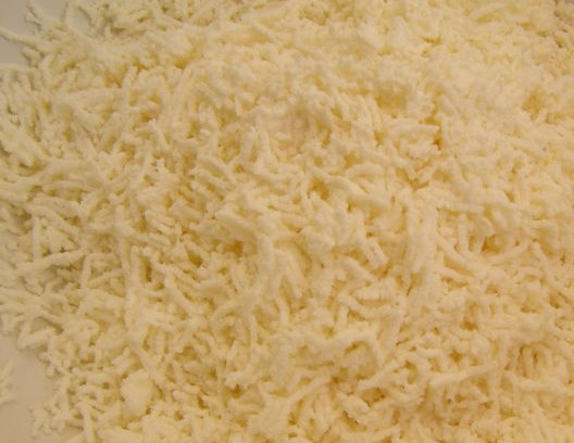 1. Этап. Творожные шарики, жареные в масле: Творог протираем через сито хорошенько.