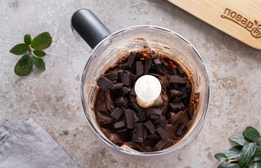 1. Этап. Брауни из батата: В конце добавьте в тесто крупно порубленный шоколад. Перемешайте еще раз.