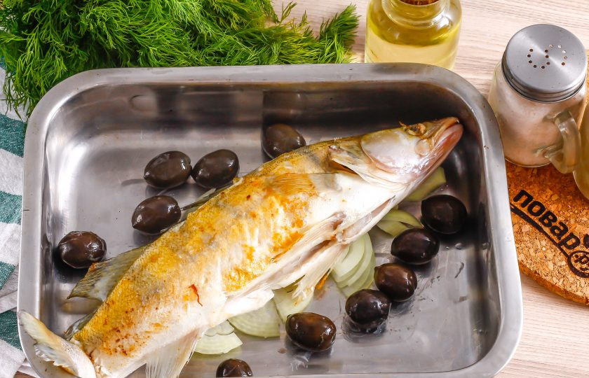 1. Этап. Рыба по-турецки: Рыбу снимите со сковороды и выложите в форму для запекания, смазанную маслом. Добавьте туда же оливки или маслины.