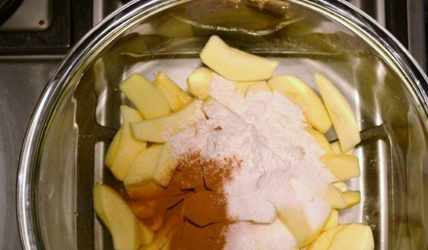 1. Этап. Быстрый рецепт яблочного пирога: 4. Вымойте и очистите яблоки, нарежьте их тонкими дольками и переложите в миску, добавьте муку, оставшуюся корицу, перемешайте. Выложите яблоки в сковороду и перемешайте.