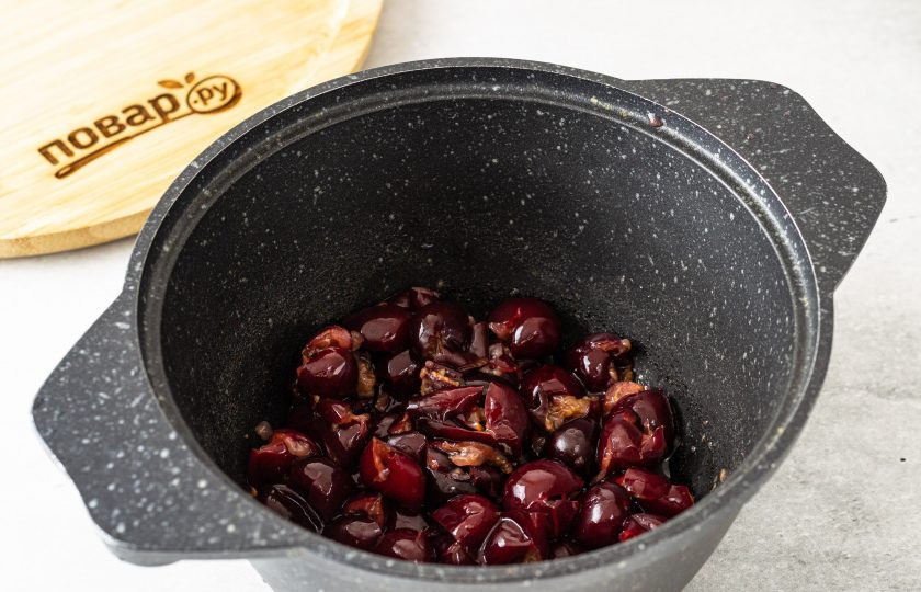 1. Этап. Конфитюр из вишни: Переложите подготовленную ягоду в кастрюльку с толстым дном. Подавите немного толкушкой, чтобы она выделила сок. Проварите на умеренном огне 20 минут. Пенку снимайте ложкой.