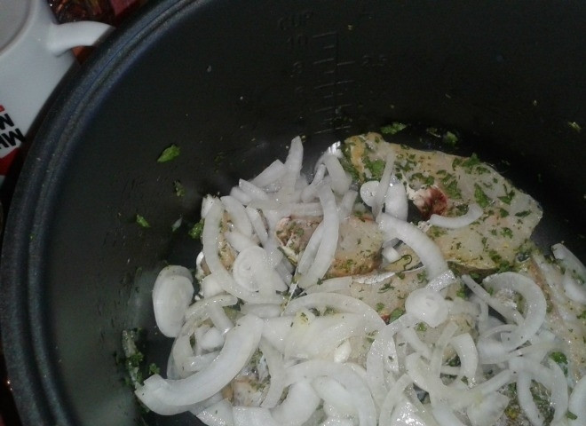 1. Этап. Треска, тушенная в мультиварке: Лук порежьте полукольцами и добавьте к рыбе. Перемешайте аккуратно. Пускай рыбка промаринуется полчаса хотя бы. Можете оставить так, но лучше поставить в холодильник.