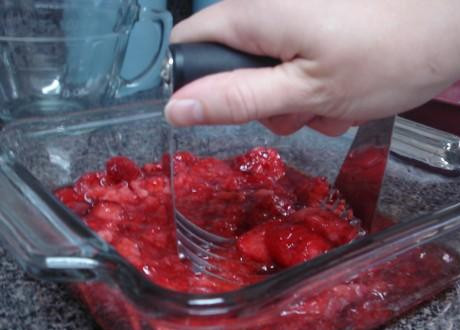 1. Этап. Джем из клубники: 1. Размять ягоды клубники до желаемой густоты джема. Для этого вы можете использовать нож для теста или что-то подобное.