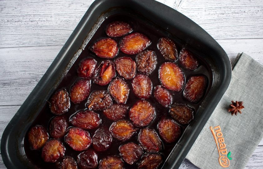 1. Этап. Желе из запеченных в вине слив на зиму: Поставьте запекаться в духовку на 1 час при 180 градусах.