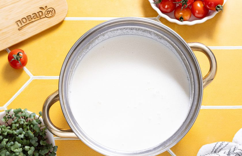 1. Этап. Крем-сыр из миндаля: Миндальное молоко должно створожиться.