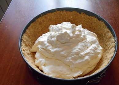 1. Этап. Чизкейк с клубникой: Достаем из холодильника основу для чизкейка, выкладываем сливочную массу в форму и разравниваем. Ставим в холодильник до застывания.