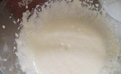 1. Этап. Бразильский банановый пирог: Дальше взбиваем желтки и сахар около 10 минут. Масса увеличится и посветлеет. Затем добавляем кефир, растительное масло и ваниль. Хорошо все перемешиваем.