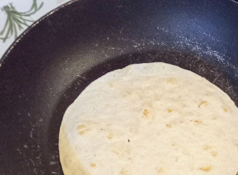 1. Этап. Печёная фета с ананасной сальсой: На сухой сковороде жарить такос по 30 секунд с каждой стороны до румяности.