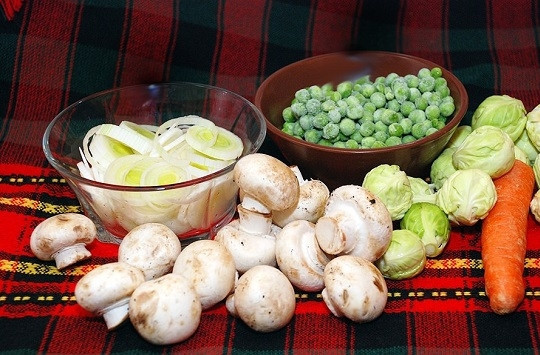 1. Этап. Овощной суп без картошки: 1. Вот такой аппетитный набор овощей я предлагаю использовать. Первым делом налейте в кастрюлю и поставьте на огонь воду.