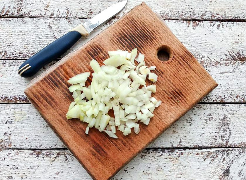 1. Этап. Пшенная каша с грибами: Возьмите луковицу, очистите ее от шелухи, промойте под чистой водой и мелко нарежьте.