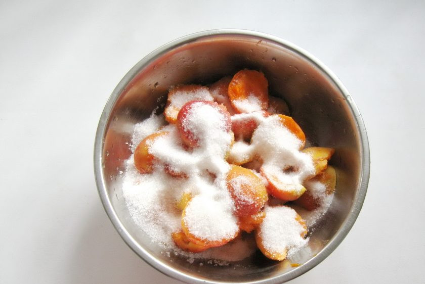 1. Этап. Мармелад из абрикосов на агар-агаре: Засыпьте абрикосы сахаром. Налейте 3-4 столовые ложки воды и поставьте на плиту.