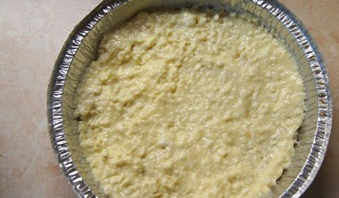 1. Этап. Шарлотка из сухарей с яблоками: На слой сухарей уложить творог.