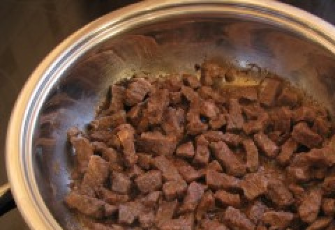 1. Этап. Паста с телятиной: Обжариваем порезанную средними кусочками телятину в растительном масле. Примерно 30 минут.