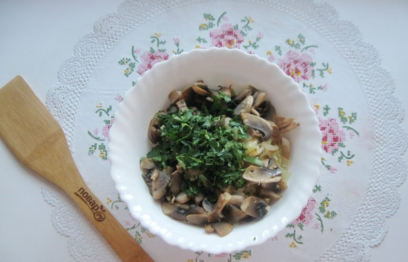 1. Этап. Салат с мясом и жареными шампиньонами: Петрушку мелко нарежьте, выложите в салат.