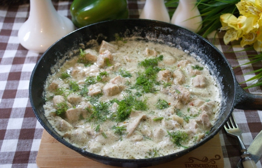 1. Этап. Индейка под сливочным соусом: Подайте мясо к столу прямо в сковороде. Очень вкусное мясо и соус получаются. Остатки соуса муж всегда вымакивает хлебушком. Получается очень вкусно!