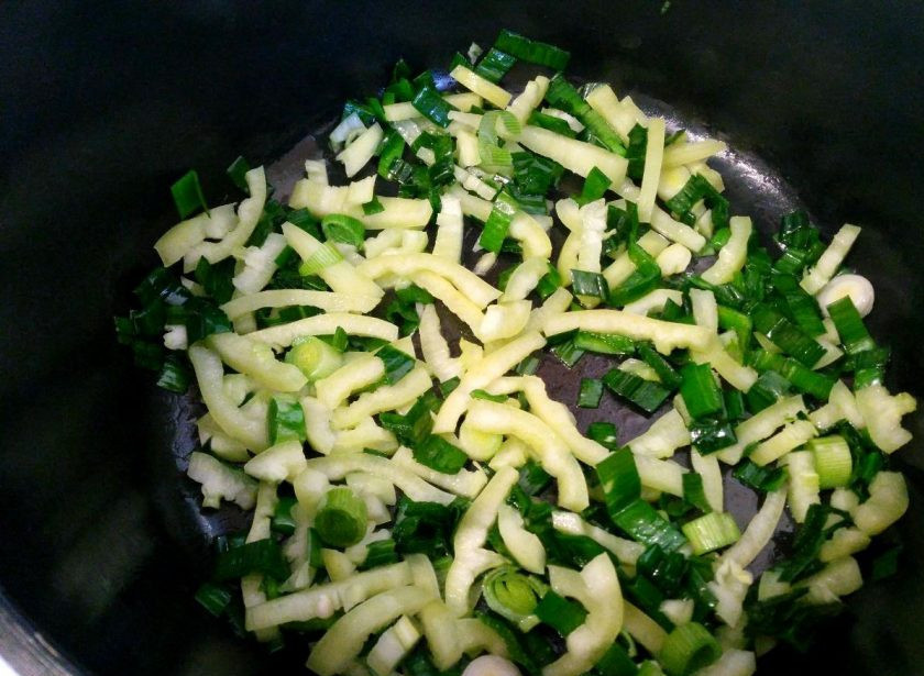 1. Этап. Квише с овощной начинкой: Пока тесто охлаждается, займитесь приготовлением овощной начинки. Для этого пассеруйте мелко порезанные лук и перец на сковороде с добавлением небольшого количества подсолнечного масла.