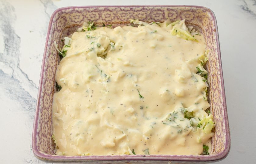 1. Этап. Заливной пирог с капустой и сыром: Залейте оставшимся тестом. Ставим пирог в горячую духовку на средний уровень и готовим при 180 градусах около 30 минут, пока верх слегка не подрумянится.