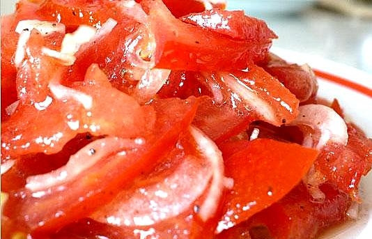 1. Этап. Салат к плову: Сложить все ингредиенты в салатник, посолить, добавить уксус и перемешать. Убрать в холодильник до тех пор, пока овощи не выделят достаточно сока - им-то и ценен 