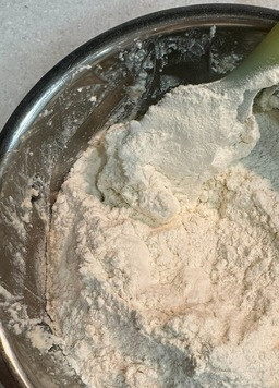 1. Этап. Творожные ватрушки на творожном тесте: Добавить муку, разрыхлитель для теста