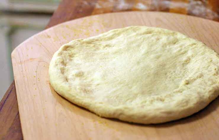 1. Этап. Пицца в духовке: Затем тесто немного обомните и разделите на две части, оставьте его еще на 10 минут. Тем временем порежьте и подготовьте все ингредиенты для начинки. Затем начните растягивать тесто до желаемого диаметра в два этапа, сделав между ними промежуток в 3 минуты.