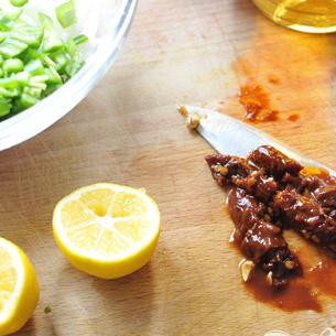 1. Этап. Горячий соус Виски: Измельчите перцы Chipotle и порежьте лимон пополам.