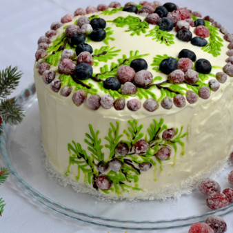 Медовый торт с клюквой и сметанным кремом