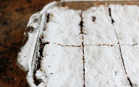 1. Этап. Шоколадные пирожные с орехами: 6. Перед подачей посыпать пирог сахарной пудрой. Нарезать на 9 или 12 квадратов и подавать.