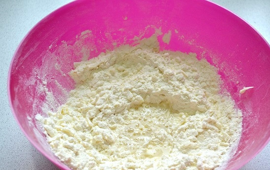 1. Этап. Пирог с фетой и шпинатом: Разотрите муку с маслом в крошку и добавьте немного воды.