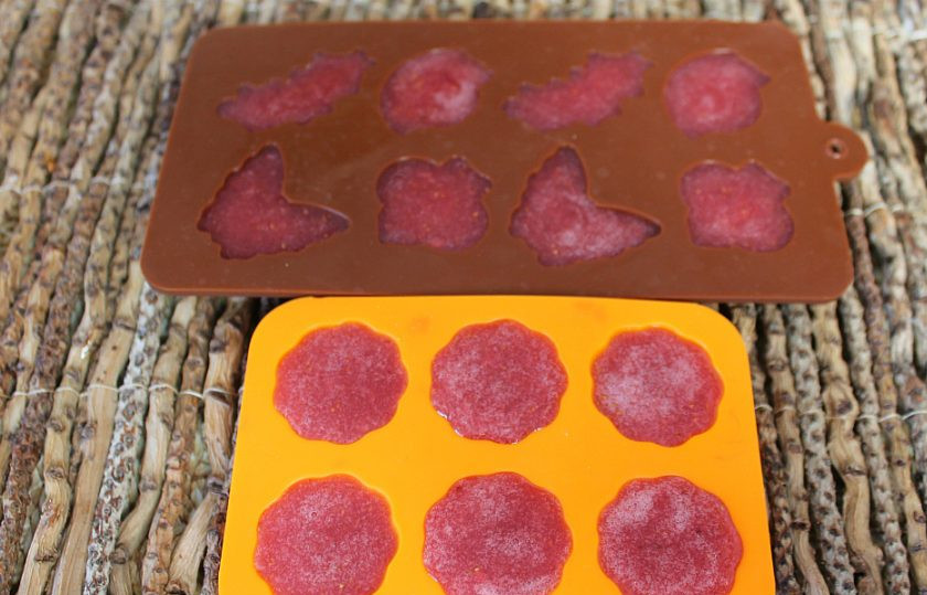 1. Этап. Мармелад из клубники в домашних условиях: Наполняем силиконовые формы. Мармелад отправляем в холодильник на 30-45 минут.