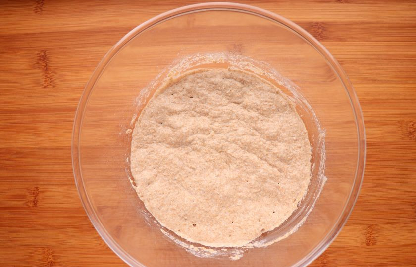 1. Этап. Ржано-пшеничный хлеб: Когда закваска будет готова, приготовьте стартер. Для этого добавьте в закваску 100 мл теплой воды и 80 г ржаной муки, перемешайте, накройте пищевой пленкой и уберите в теплое место на 12 часов.