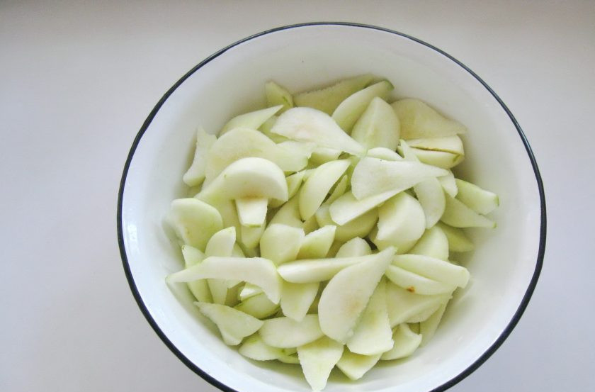 1. Этап. Варенье из груш с алычой: Удалите у груш сердцевину и нарежьте дольками, но не очень тонкими. Чистый вес у меня составил 1 кг 300 грамм.